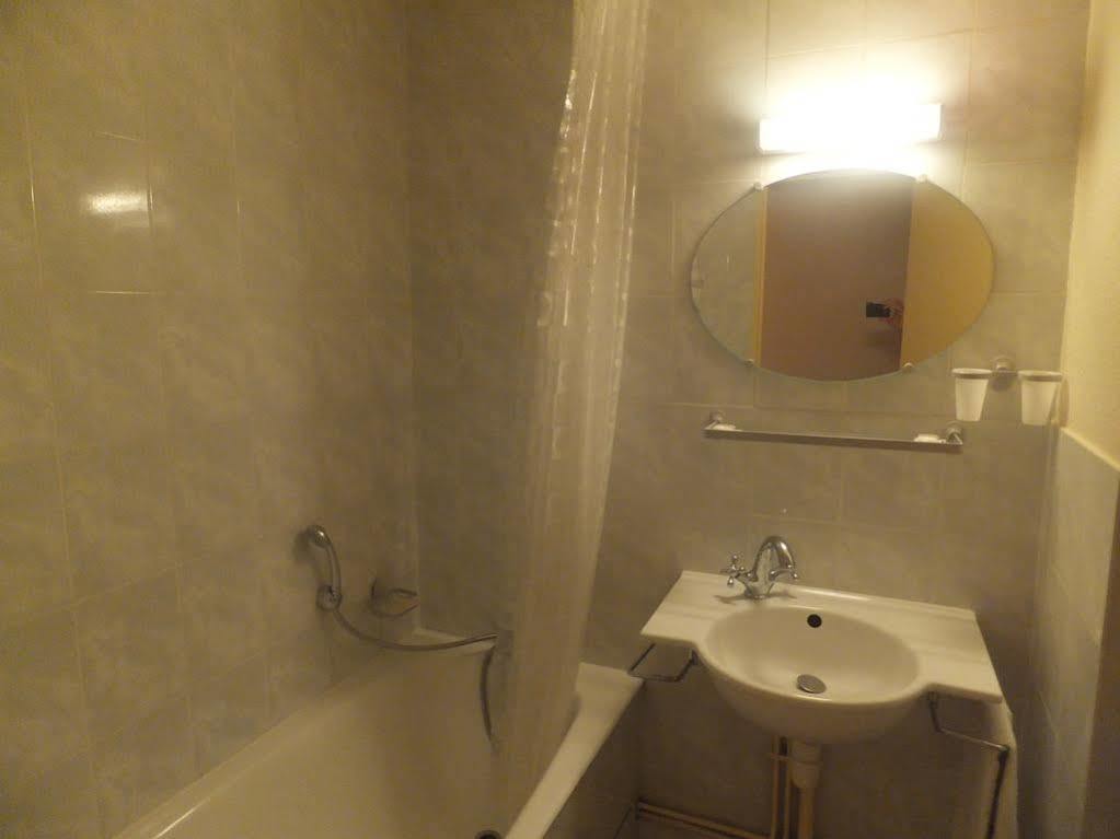 Hotel Le Village Gif-sur-Yvette Buitenkant foto